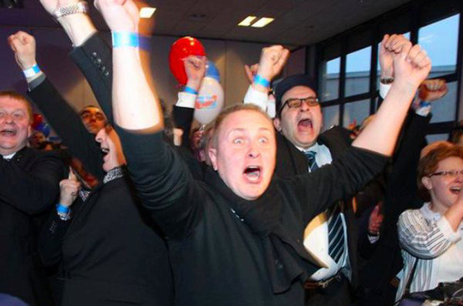 Membros do partido de ultradereita celebran os resultados