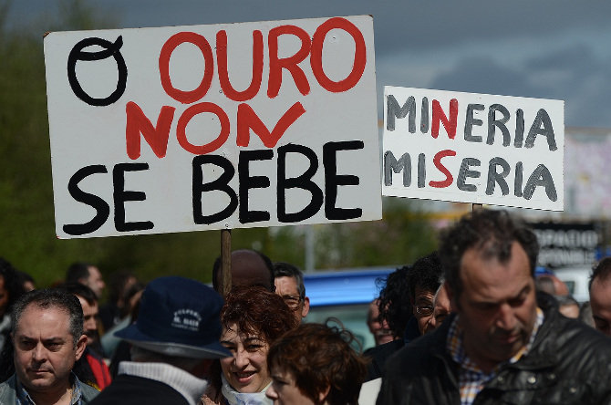 [Imaxe: Salvemos Cabana] Manifestación contra a mina de ouro de Corcoesto