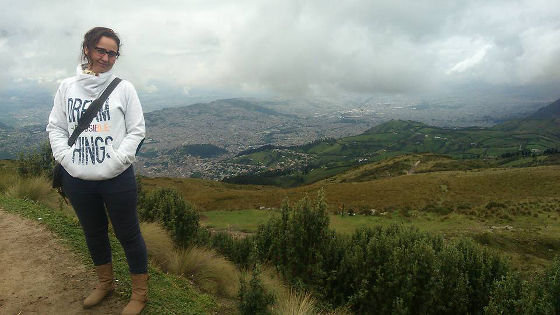 Belén Puñal, con Quito ao fondo.