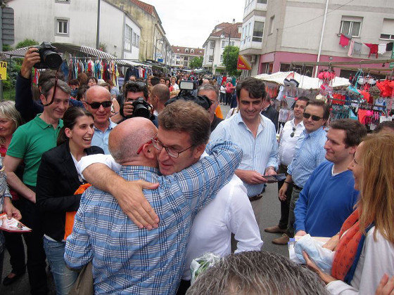 [Imaxe: @RubenRguezVquez] Feijóo abraza Canedo, cabeza de lista de Ciudadanos pola Coruña