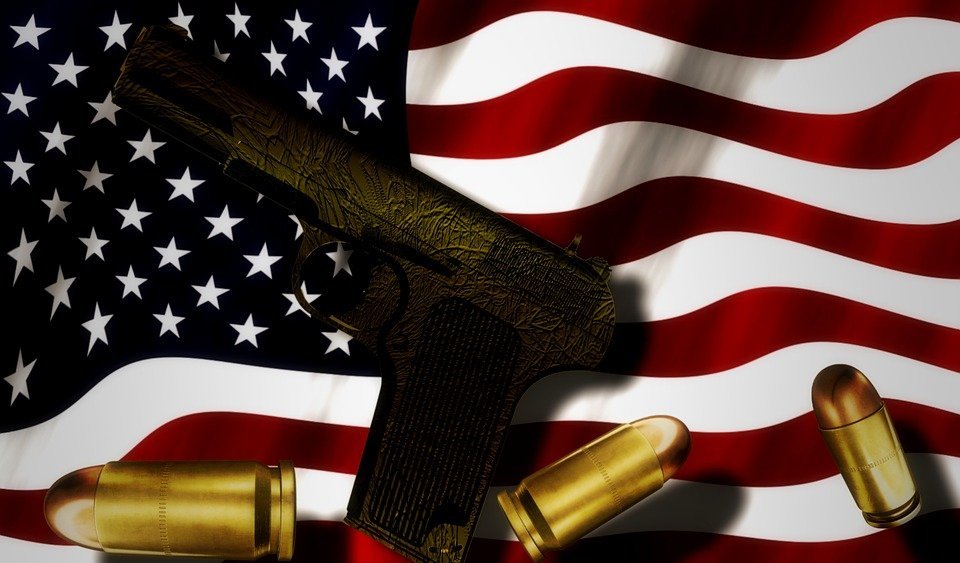 [Pixabay] Unha arma sobre unha bandeira dos EUA
