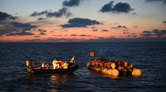 [Imaxe: Sara Creta/MSF] Resgate de refuxiadas no Mediterráneo
