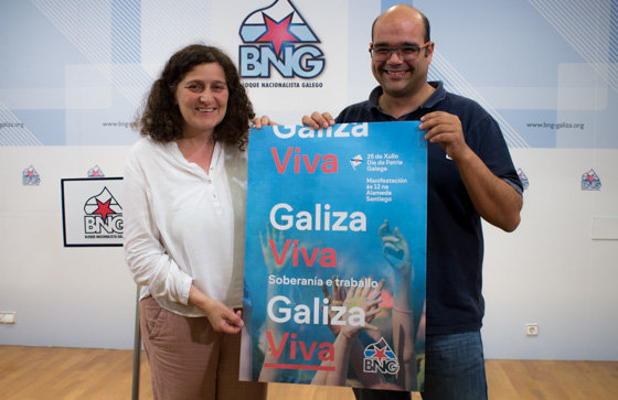 Goretti Sanmartín e Rubén Cela sosteñen o cartaz co lema da manifestación na sede do BNG. Foto: Irene Pin
