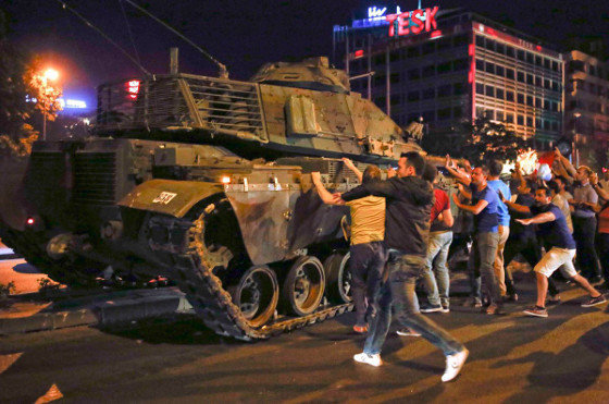 [Imaxe: @anarent] Partidarios de Erdogan tratan de tomar un tanque