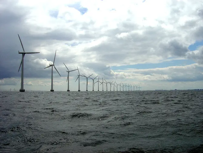 Parque e&oacute;lico mari&ntilde;o ao norte de Europa