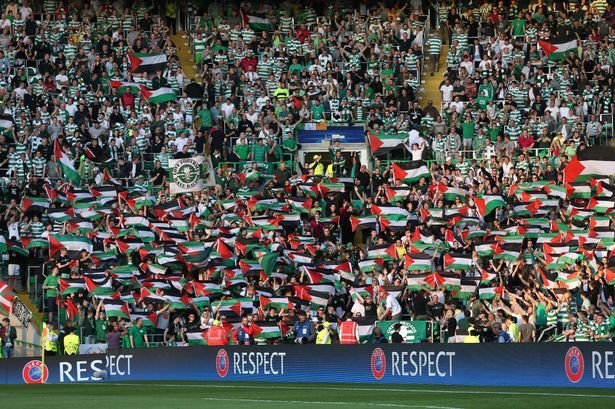 Fans do Celtic erguendo bandeiras palestinas