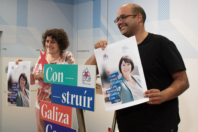 Goretti Sanmartín e Rubén Cela cos cartaces deseñados para a campaña electoral. Foto: Irene Pin