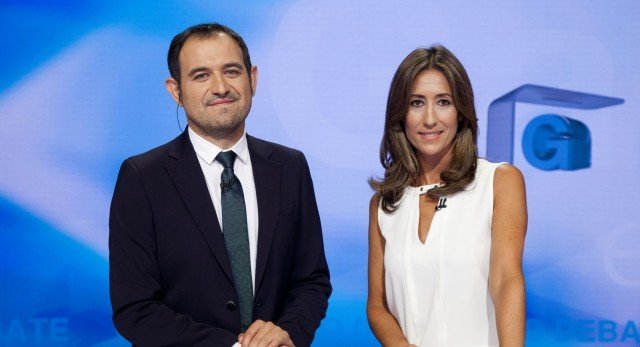 Os moderadores do debate, Kiko Novoa e Marta Darriba (Foto: TVG)