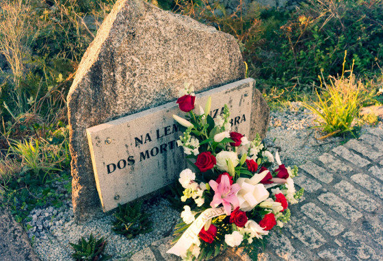 [Imaxe: Paco do Martelo] Monólito de lembranza ás vítimas de Nebra