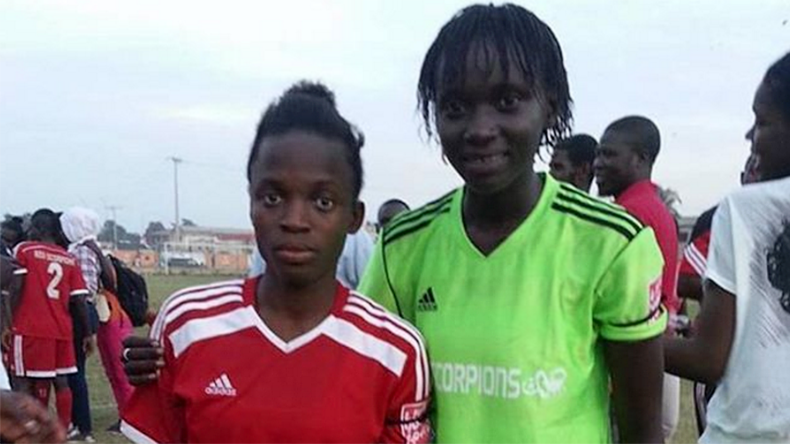 Á esquerda, Fatim Jawara gardarredes da selección feminina de Gambia