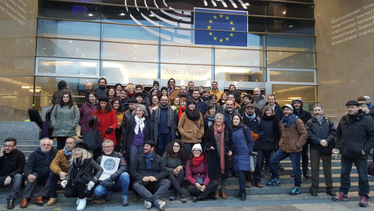 Foto grupo cultura diante do Parlamento Europeo con Lidia Senra_2656x1494