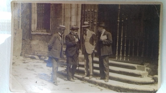 Cambó. De esquerda a dereita Rodrigo Sanz, Lois Porteiro Garea, Francesc Cambó e Xesús Culebras, en Santo Domingos de Bonaval, o 11 de setembro de 1917.