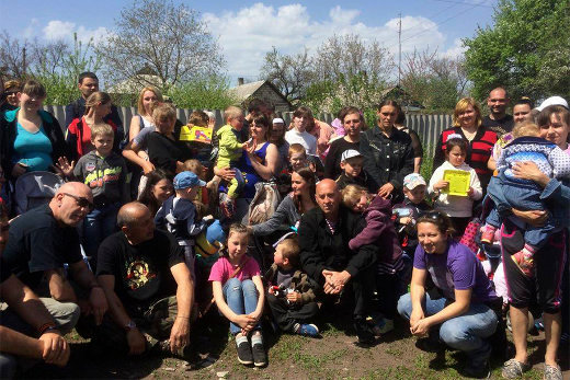 Banda Bassotti e activistas con poboación de Donbass