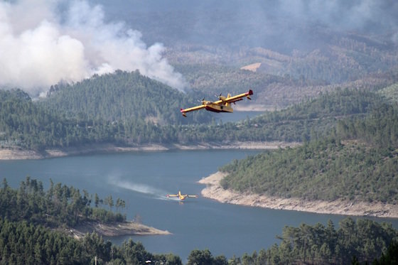 Canadair na terza feira pola tarde sobre o encoro de Cabril. Incendio Portugal. Xuño de 2017
