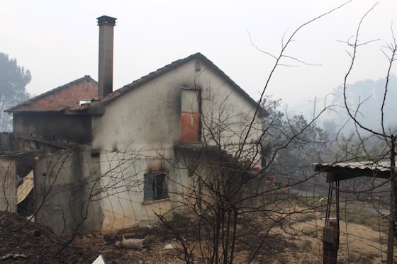 Casa queimada xunto a IC8, no incendio de Pedrógão Grande. Incendio Portugal.