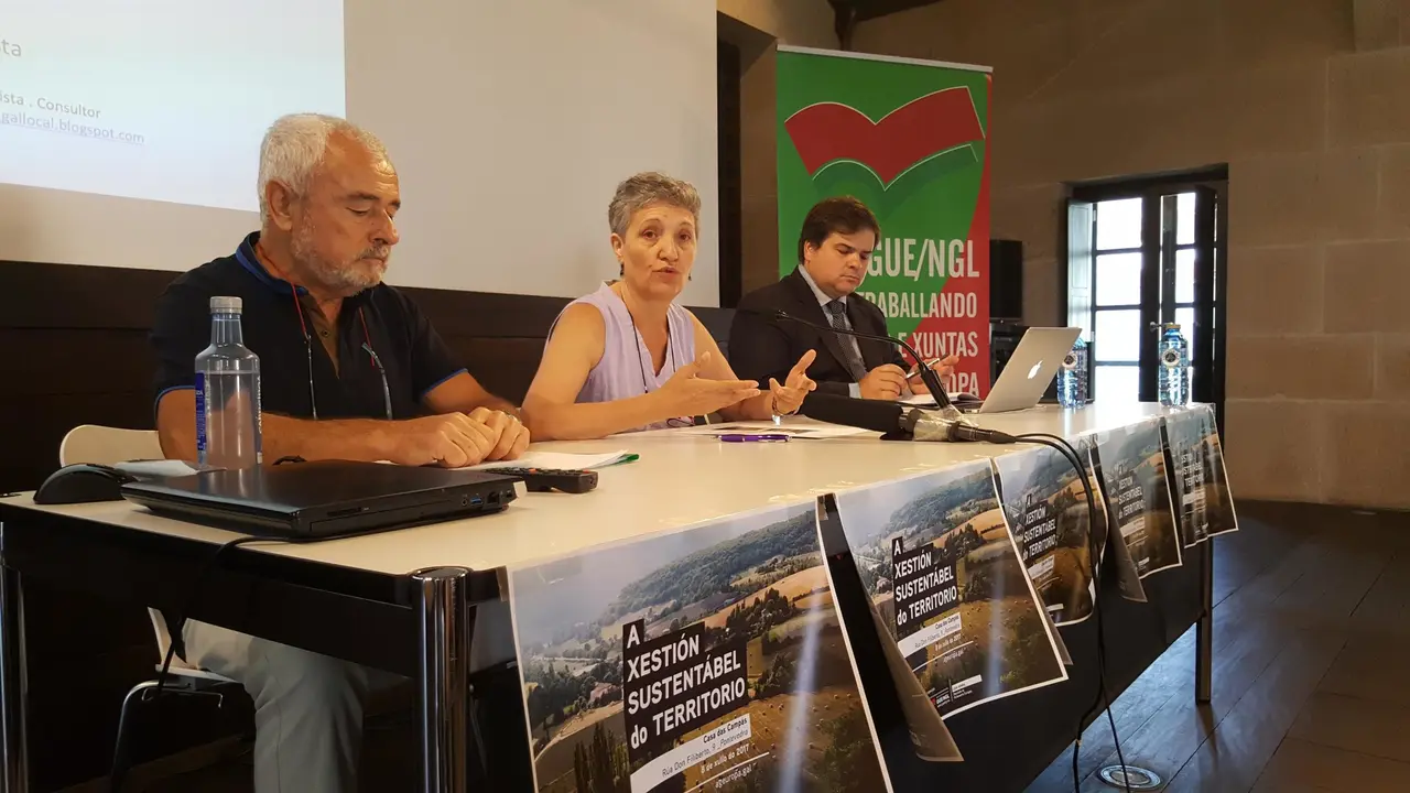 Lidia Senra, entre Jose Manuel Buceta, a esquerda, e Pedro Mota e Costa, a dereita