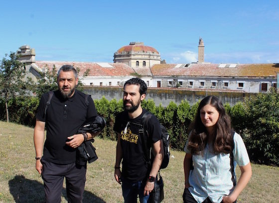Tono Galán, Alberto Fortes e Laura Sánchez, onte xunto ao cárcere da Coruña (1)