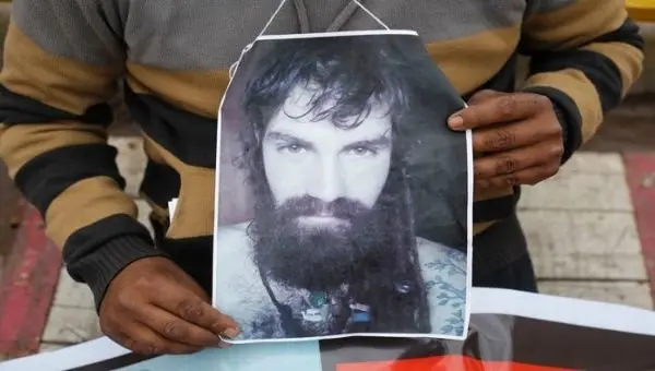 Un activista coa foto de Santiago Maldonado &aacute;s portas do Congreso de Bos Aires Foto: Telesur