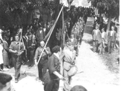  milicianos fascistas desfilando por Mondoñedo. Foto de Nomes e Voces