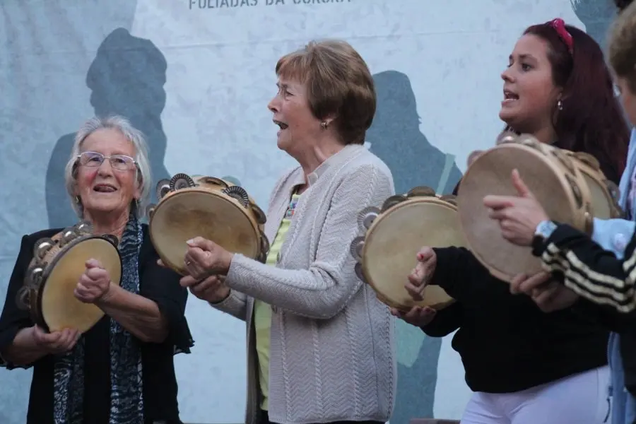 Pandeireteiras das Encrobas en Elviña. Rosa, primeira pola esquerda, e María Pardo no centro
