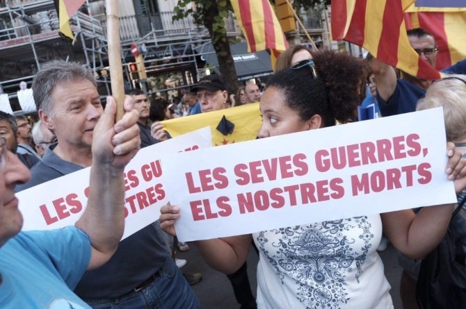 Carteis na manifestación de esta tarde en Barcelona. Foto NacióDigital