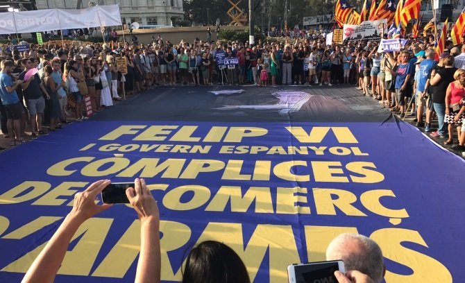 Pancarta contra o rei e o goberno español na marcha desta tarde en Barcelona. Foto NacióDigital