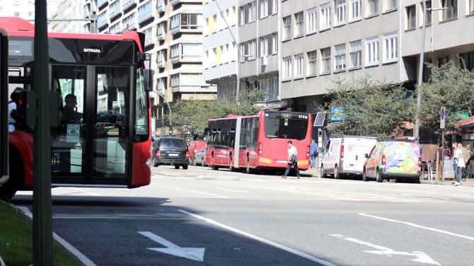 Autobuses urbanos da Coruña das liñas 6 e 14 que se cruzan en Ronda de Outeiro