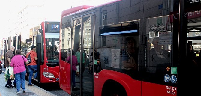 Autobuses urbanos das liñas 14 e 22 que se circulan pola Ronda de Outeiro