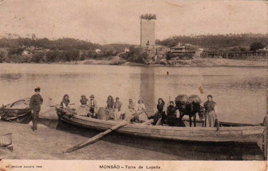 barca e ao fondo a torre de Lapela, en Monção
