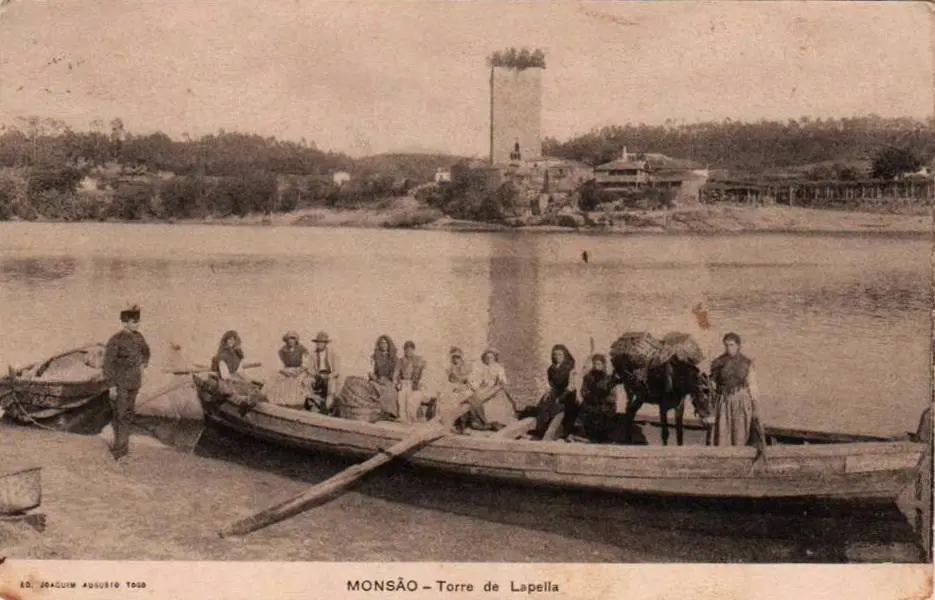 barca e ao fondo a torre de Lapela, en Mon&ccedil;&atilde;o