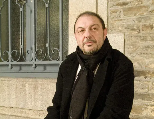 o escritor Isidro Novo