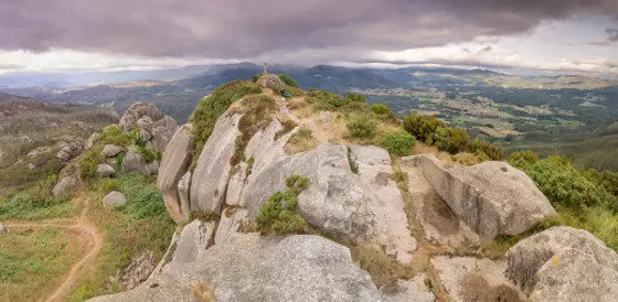 Restos da fortaleza da Frouxeira onde Pardo de Cela resistiu o cerco castel&aacute;.