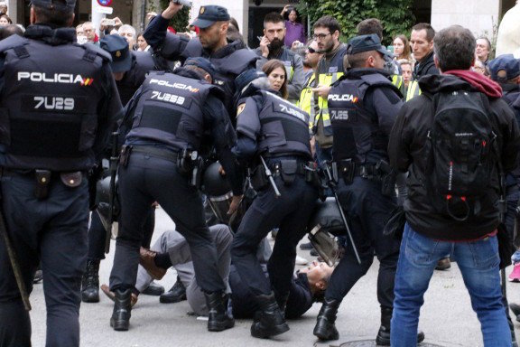 Cargas policiais referendo de autodeterminación de Catalunya 1-O de 2017.