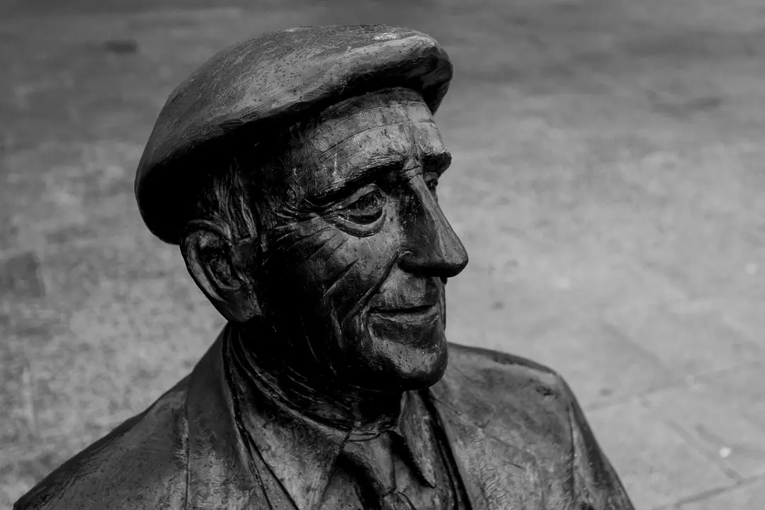 Detalle_da_estatua_de_Ram&oacute;n_Cabanillas._Cambados._Lucas_M&iacute;guez
