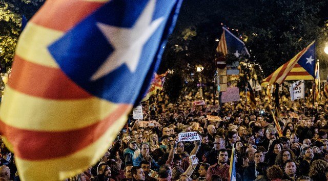 [Imaxe: Adria Costa/Nación Digital]  Manifestación pola liberación das presas e presos cataláns.