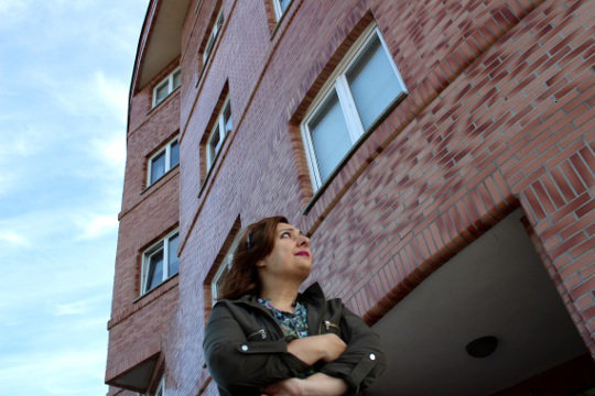 Nuria Vázquez, diante do edificio en Arteixo onde comprou o piso (3)