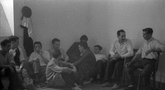 Presos políticos no cárcere de Monforte en 1936, retratados polo fotógrafo nazi Erich Andres.
