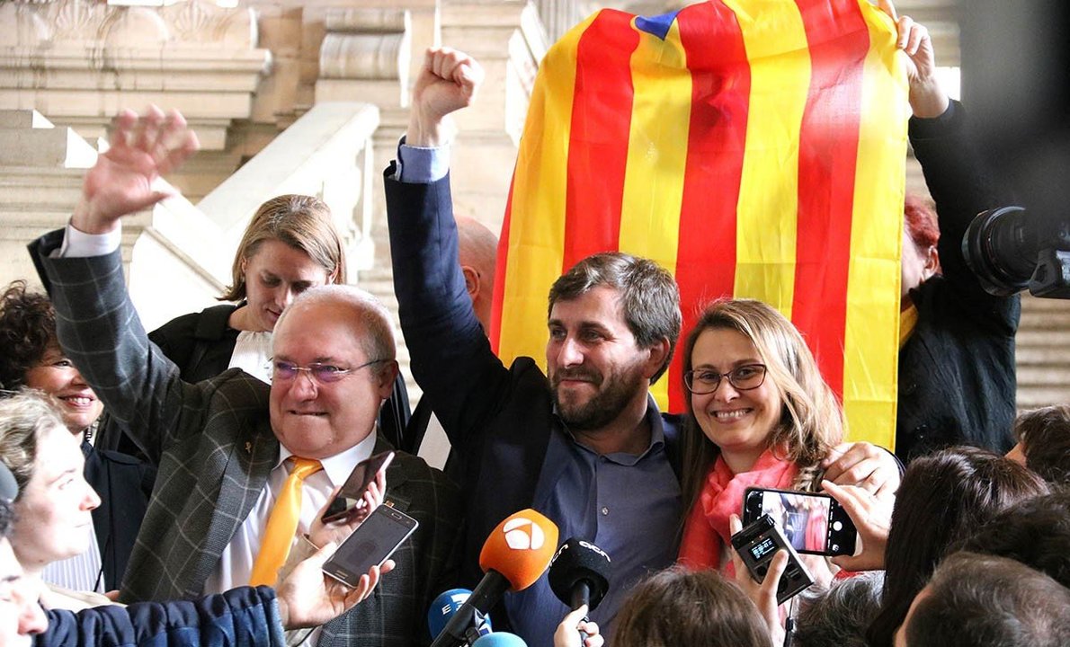 Os 'consellers' Lluís Puig, Toni Comín e Meritxell Serret á saída do tribunal belga