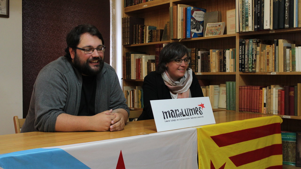 Mireia Boya, da CUP, e Óscar Valadares, de Mar de Lumes, nun encontro cos medios na libraría Couceiro, en Santiago de Compostela