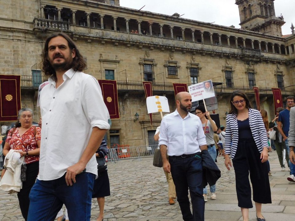 Antón Sánchez, Luís Villares e Mónica Oltra. Manifestación vítimas Alvia. 24 de xullo de 2018.