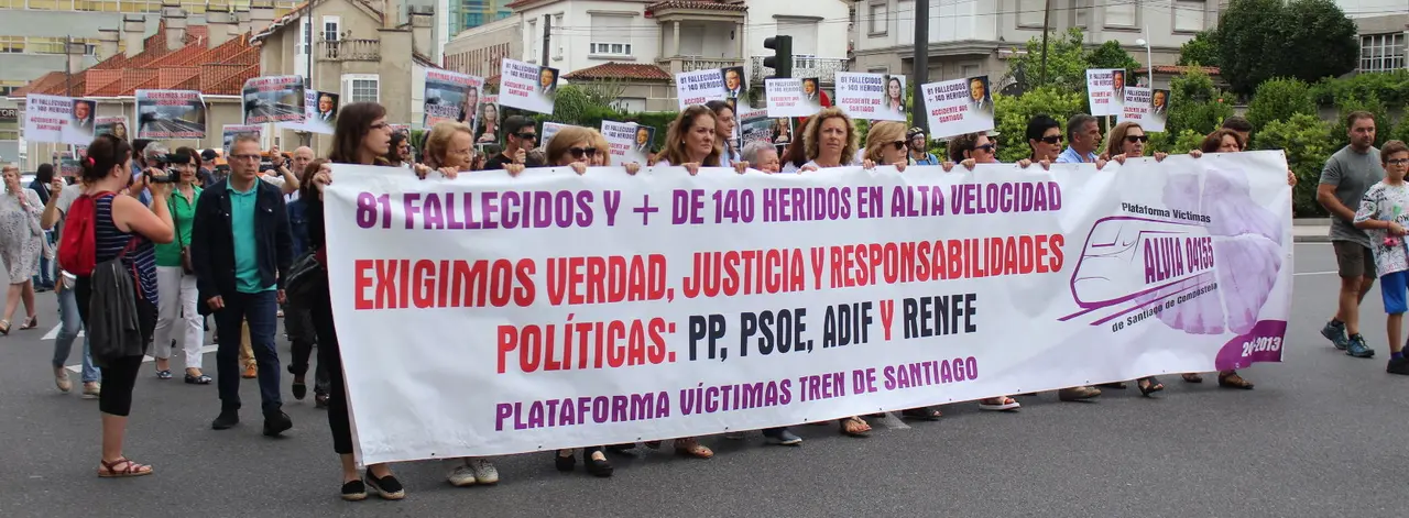 Manifestaci&oacute;n das v&iacute;timas do Alvia en Compostela, esta terza feira 24 de xullo. Foto: Laura R. Cuba.
