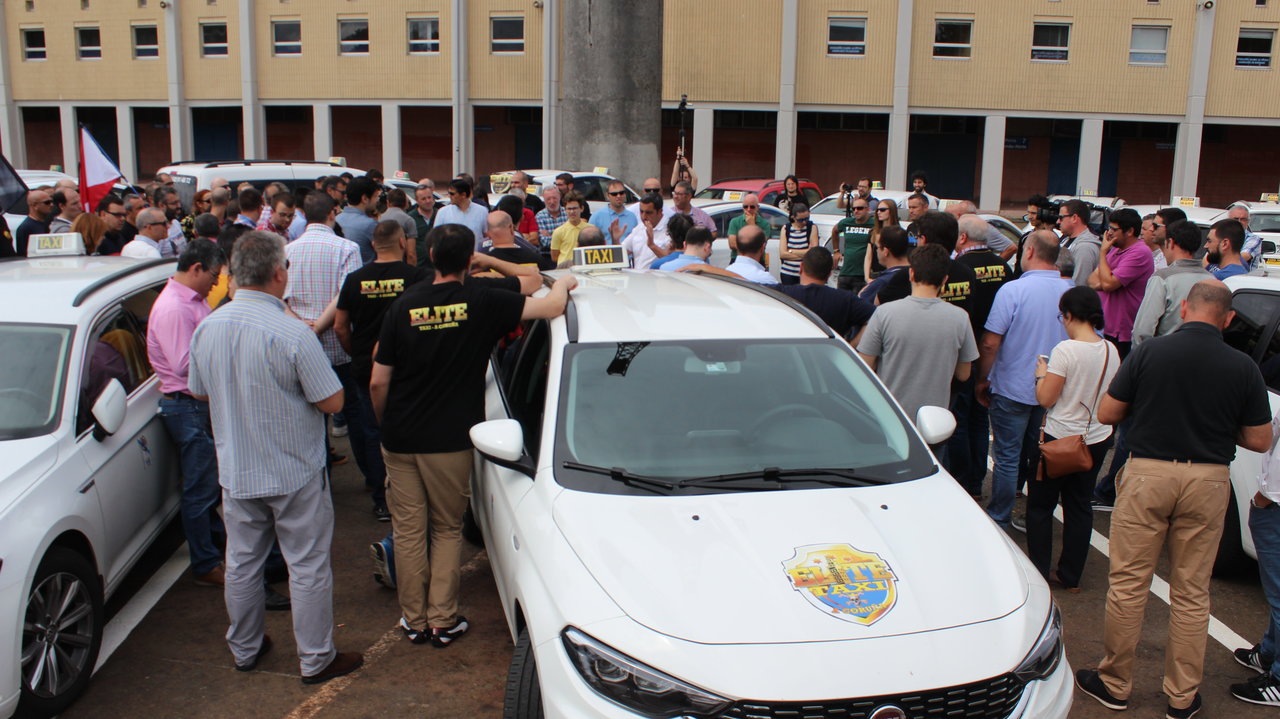 Concentración de taxis galegos en San Lázaro antes de marchar cara a San Caetano.