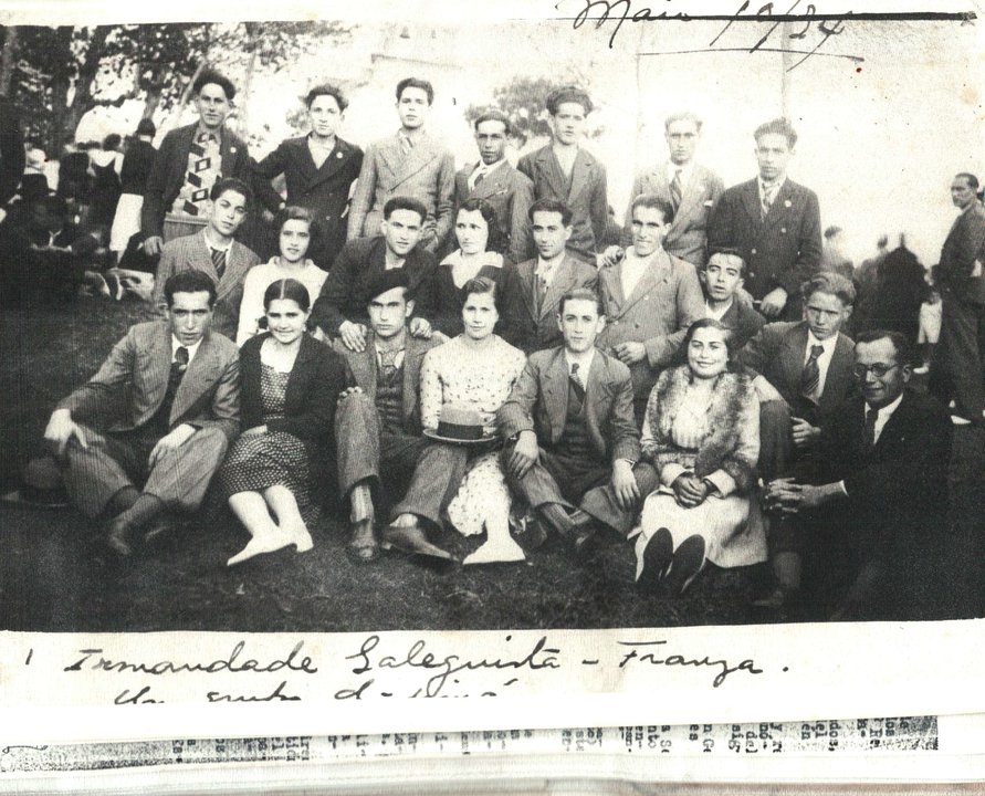 Manuel Gómez Varela, o sexto pola dereita na fila de arriba, canda outros afiliados e simpatizantes do Partido Galeguista de Franza en Mugardos.