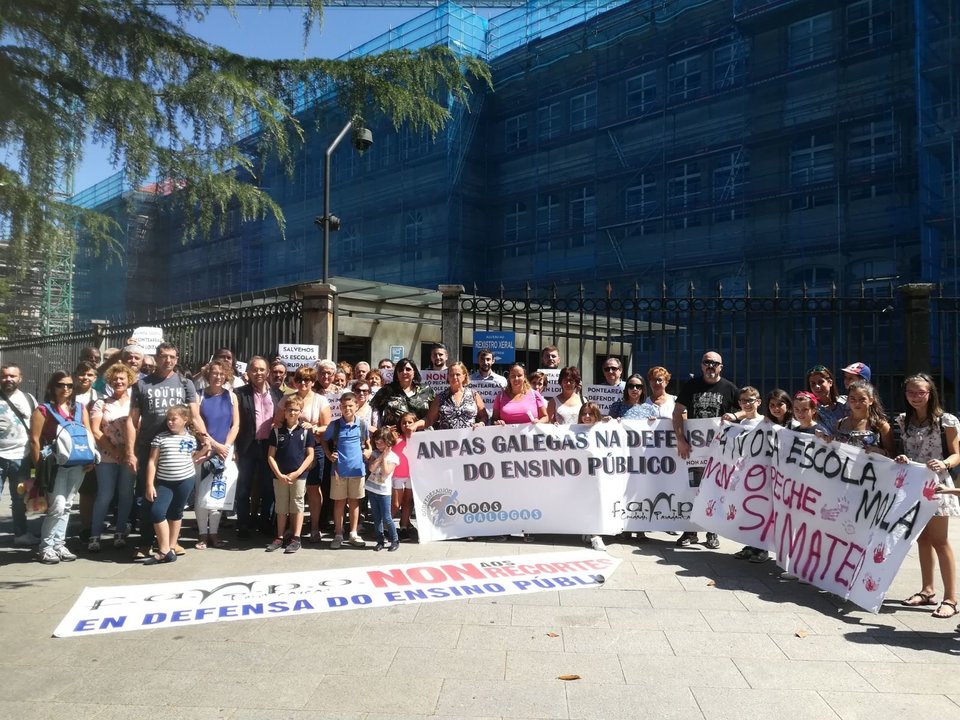 Mobilización da comunidade educativa de Ponteareas en San Caetano.