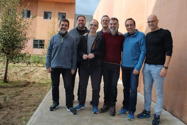 [Imaxe: Omnium Cultural] Os presos políticos cataláns, na prisión de Lledoners.