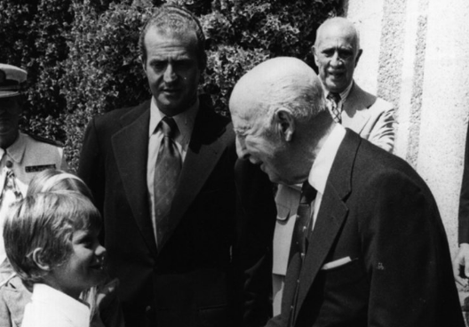 Francisco Franco con Juan Carlos e Felipe de Borbón