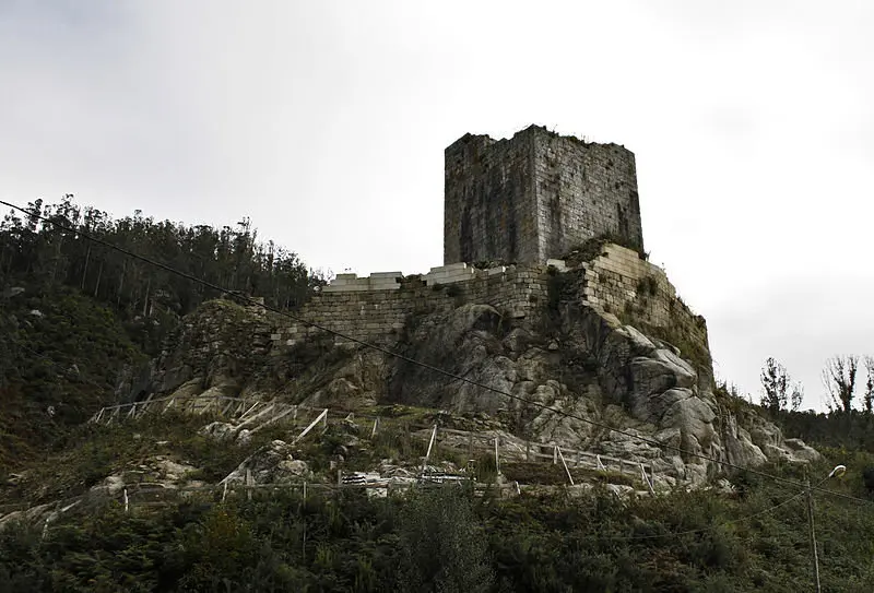800px-Castillo_de_Nara&iacute;o_I
