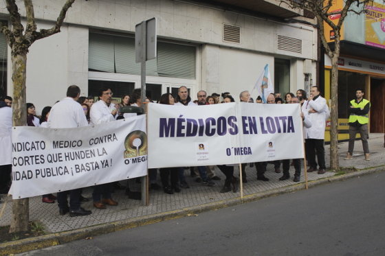 Protesta do sindicato médico O'Mega ás portas do Parlamento da Galiza.