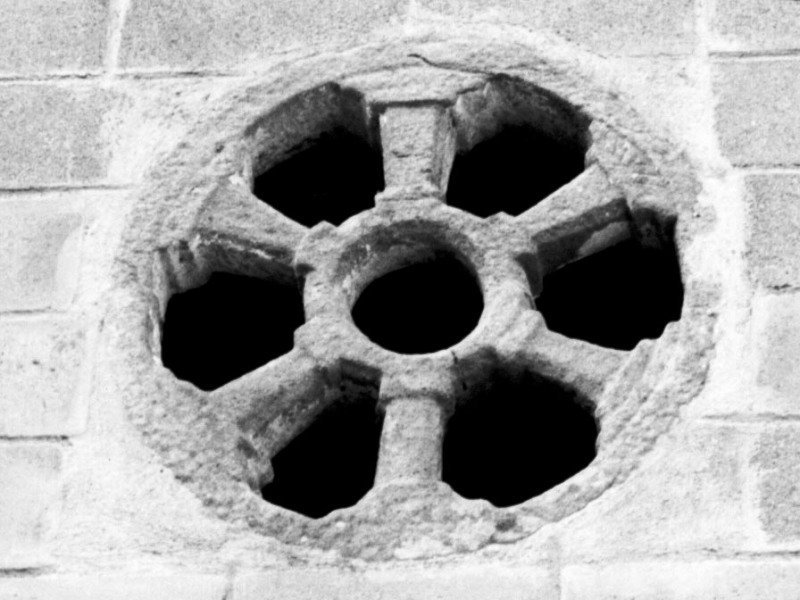 [Imaxe: H.P.] Rosetón procedente do antigo mosteiro de Arcos de Furcos, en Cuntis.
