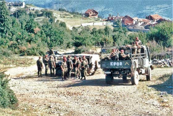 iugoslavia_nick_macdonald_1024px-German_KFOR_troops_patrol_southern_Kosovo,_summer_1999